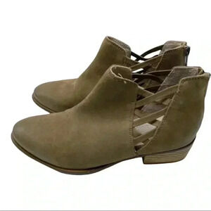 Seychelles Remembrance Cutout Bootie in Taupe leather ankle bootie size 6